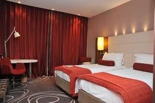 Отель Hotel Ramada Pitesti Питешти Двухместный номер с 1 кроватью или 2 отдельными кроватями-1