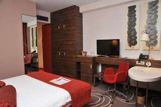 Отель Hotel Ramada Pitesti Питешти Номер с кроватью размера «queen-size»-3