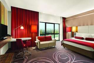 Отель Hotel Ramada Pitesti Питешти Представительский номер с кроватью размера «queen-size»-4
